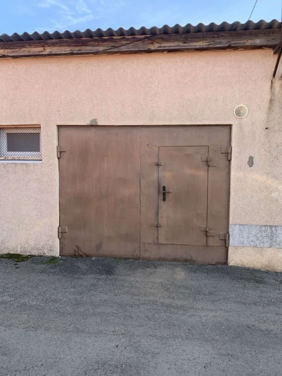 Solid brick garage, Tarashcha district with heating