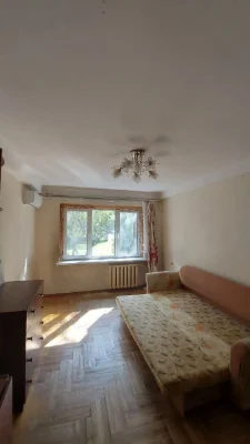 Квартира трикімнатна на Воскресенці