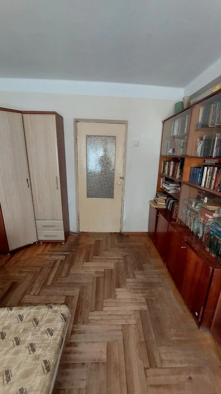 Квартира трикімнатна на Воскресенці