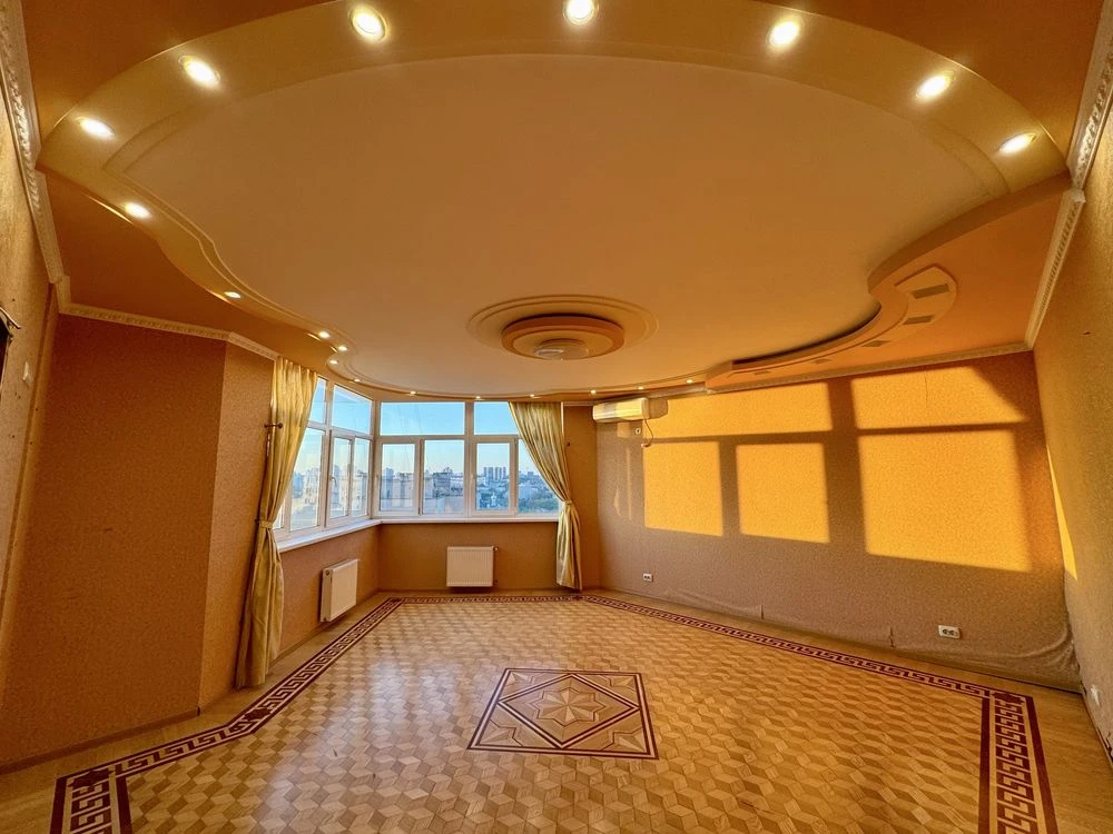 Apartment for Sale: 3 Rooms, 111 sq.m. in Solomyansky District