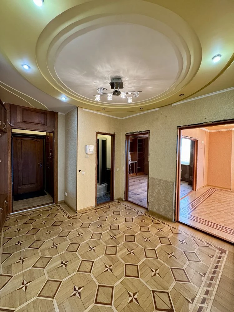 Apartment for Sale: 3 Rooms, 111 sq.m. in Solomyansky District