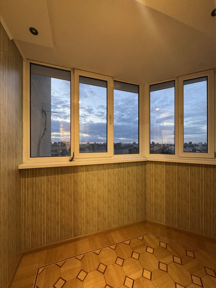 Apartment for Sale: 3 Rooms, 111 sq.m. in Solomyansky District