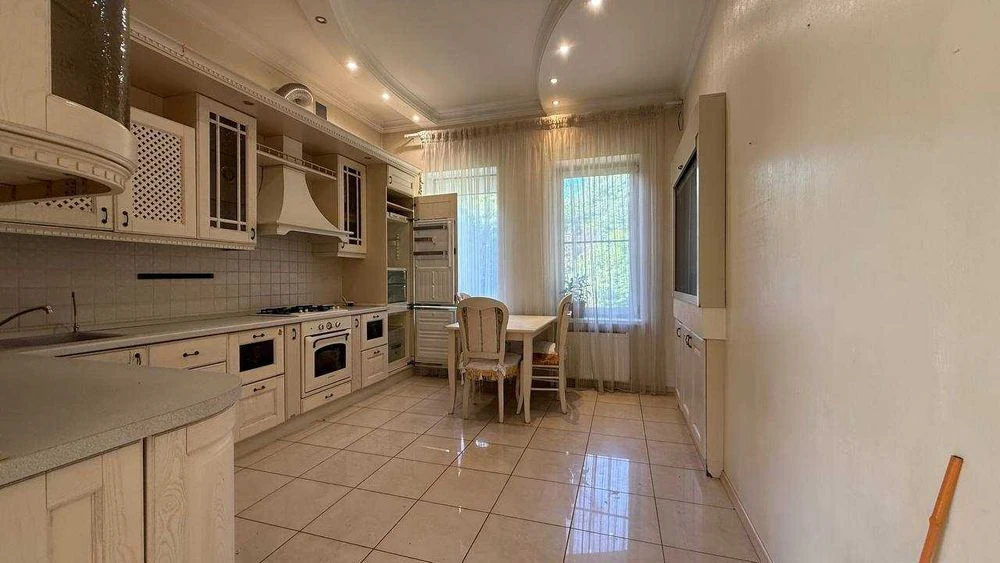 I will sell a house of 340 m² by the sea, 14.5 acres, swimming pool, Dacha Kovalevs