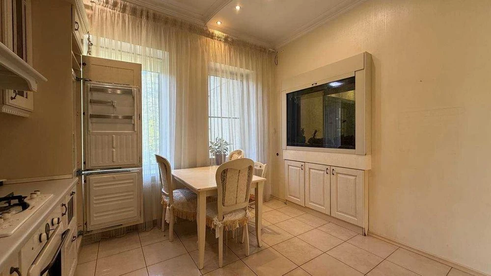 I will sell a house of 340 m² by the sea, 14.5 acres, swimming pool, Dacha Kovalevs