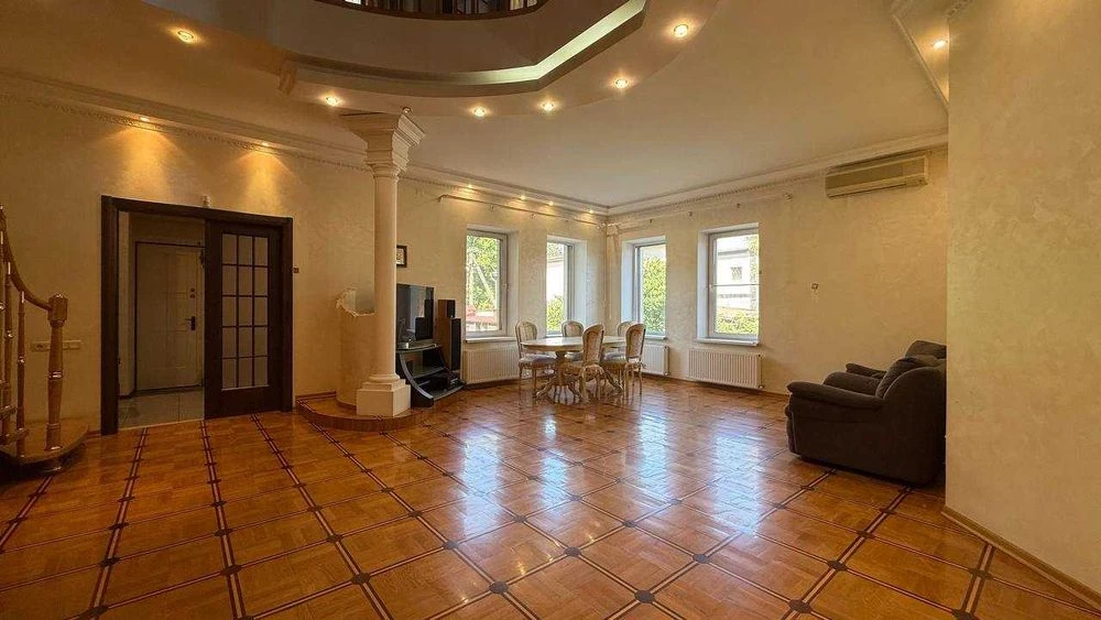 I will sell a house of 340 m² by the sea, 14.5 acres, swimming pool, Dacha Kovalevs