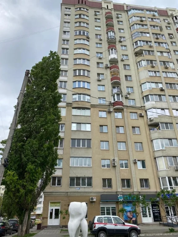Продається трикімнатна квартира