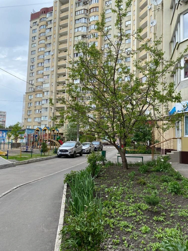 Продається трикімнатна квартира