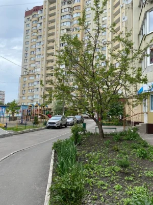 Продається трикімнатна квартира