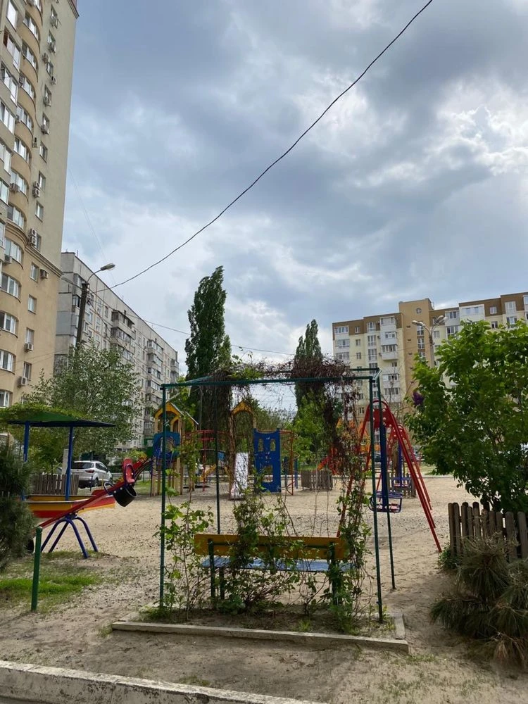 Продається трикімнатна квартира