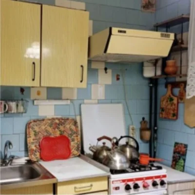 продам 3 комн. квартиру у метро Метростроителей
