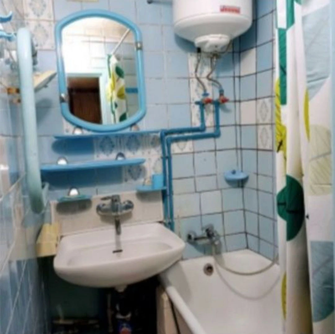 продам 3 комн. квартиру у метро Метростроителей