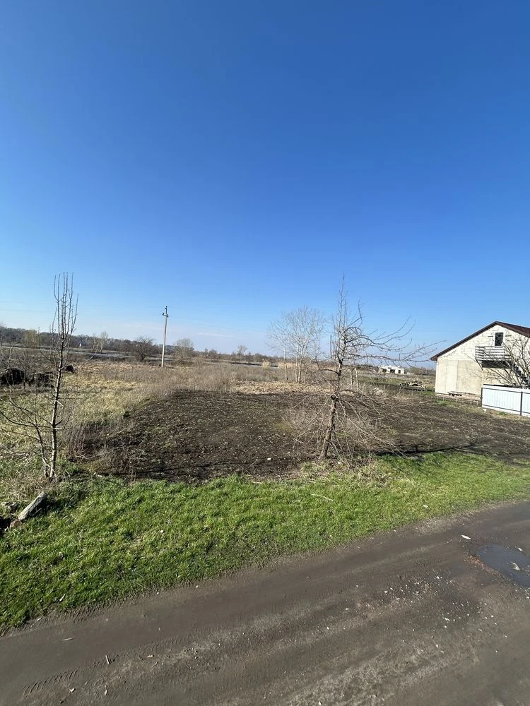 Продам земельну ділянку під забудову, поряд річка , комункац