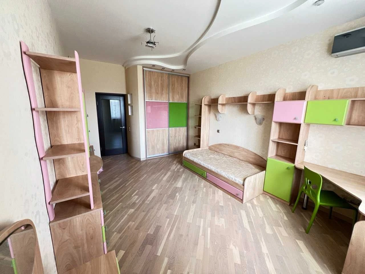 Продаж 4-кімнатній квартири на вул. Левка Лук'яненка 21
