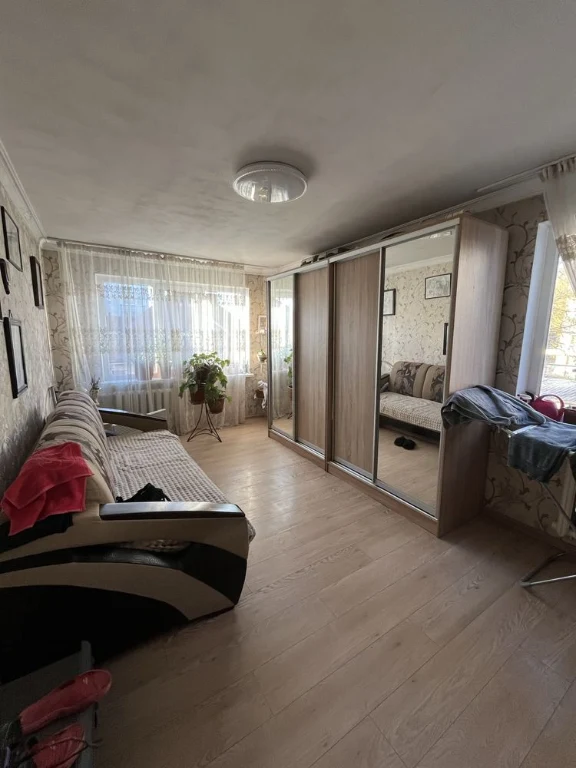 Selling 1 room in a 3-room apartment