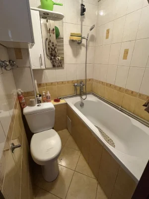 Selling 1 room in a 3-room apartment