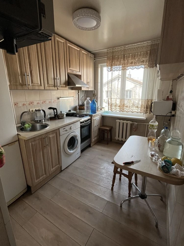 Selling 1 room in a 3-room apartment
