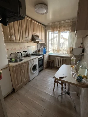 Selling 1 room in a 3-room apartment