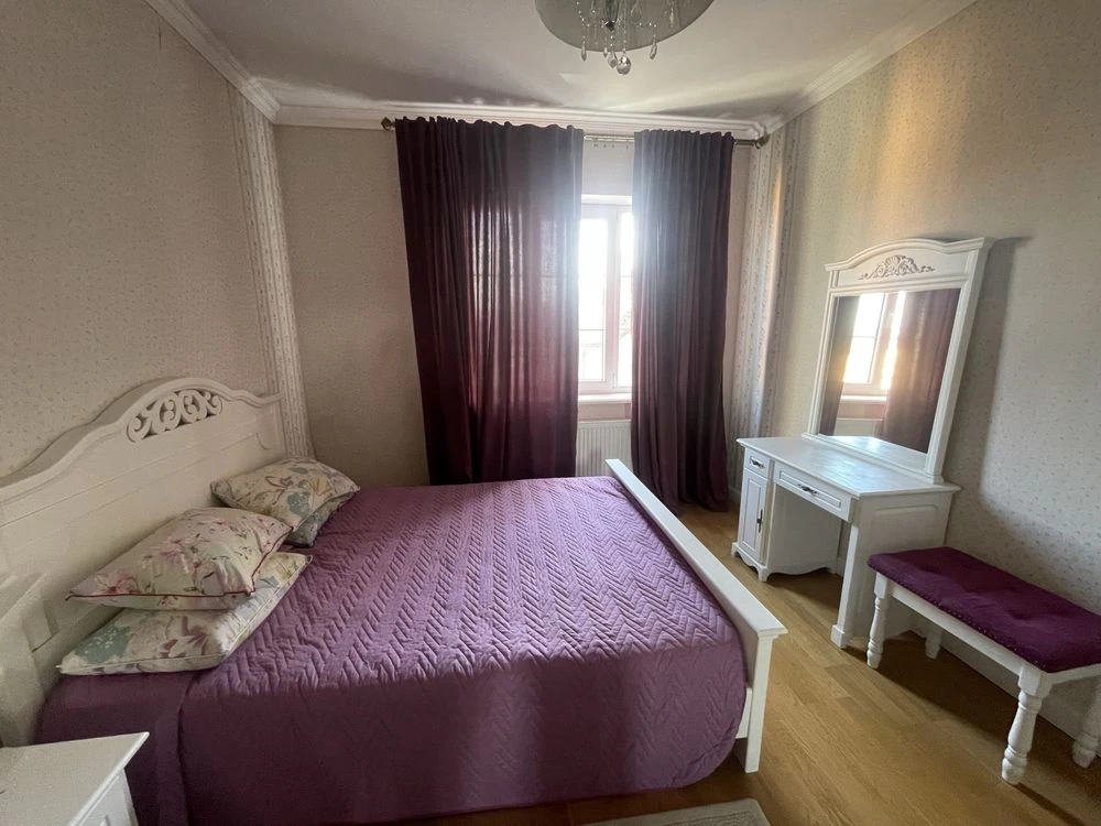 Продається 3-кімнатна квартира в центрі