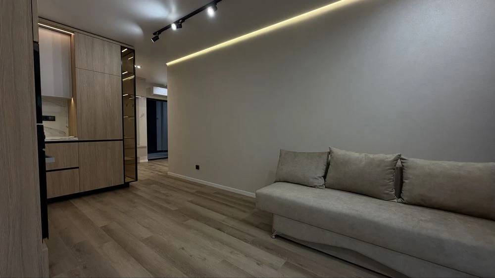 Продаю 2-кімнатну квартиру в центрі міста