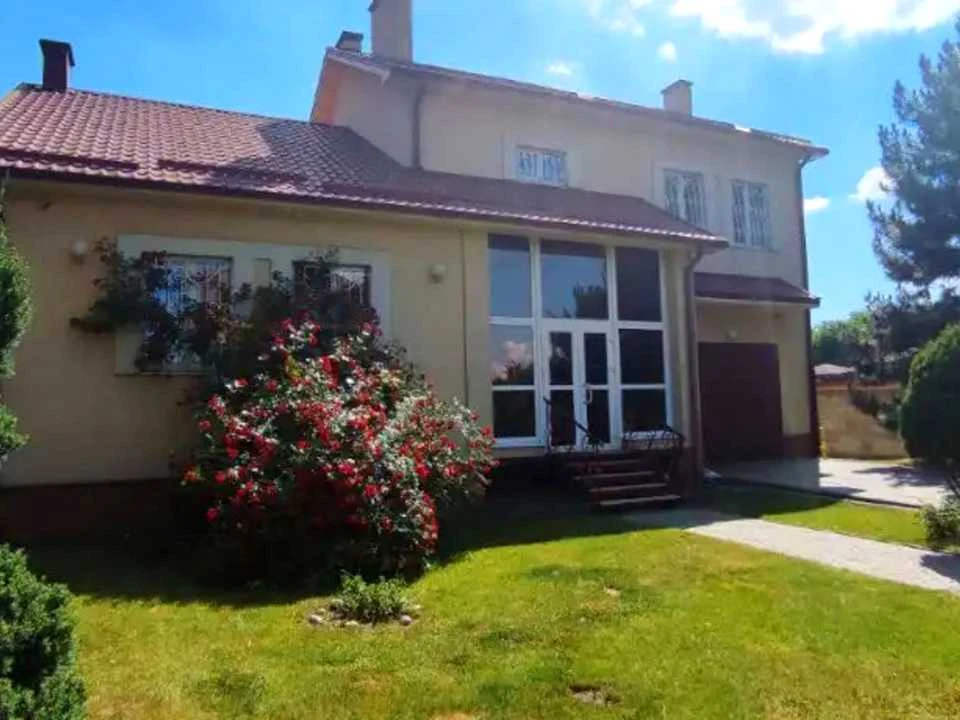 House. Suburb, Dzerhalne