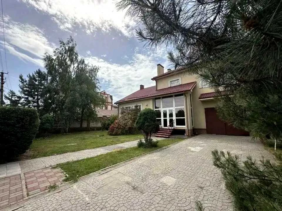 House. Suburb, Dzerhalne