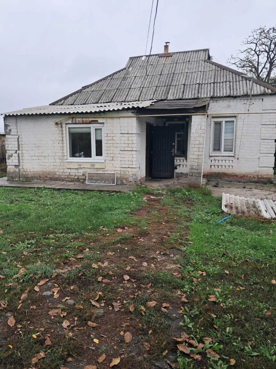 For sale: 3-room house with all amenities. Plot of 50 acres.