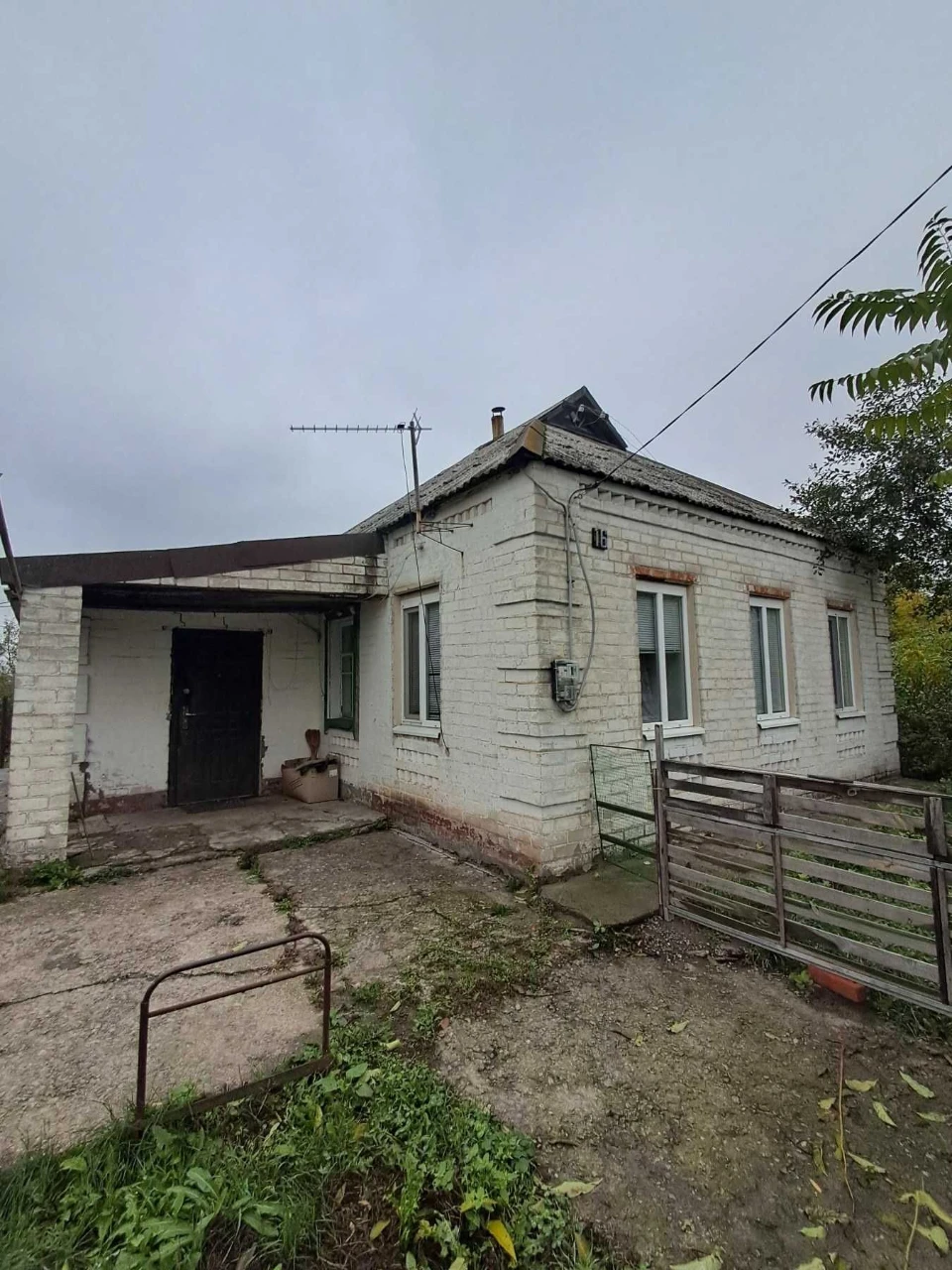 For sale: 3-room house with all amenities. Plot of 50 acres.