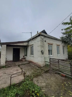 For sale: 3-room house with all amenities. Plot of 50 acres.