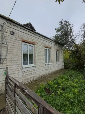 For sale: 3-room house with all amenities. Plot of 50 acres.