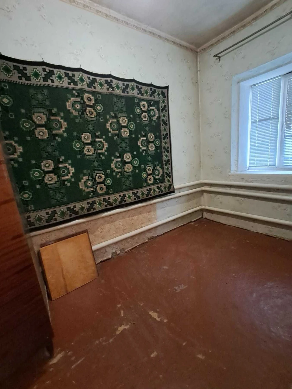 For sale: 3-room house with all amenities. Plot of 50 acres.