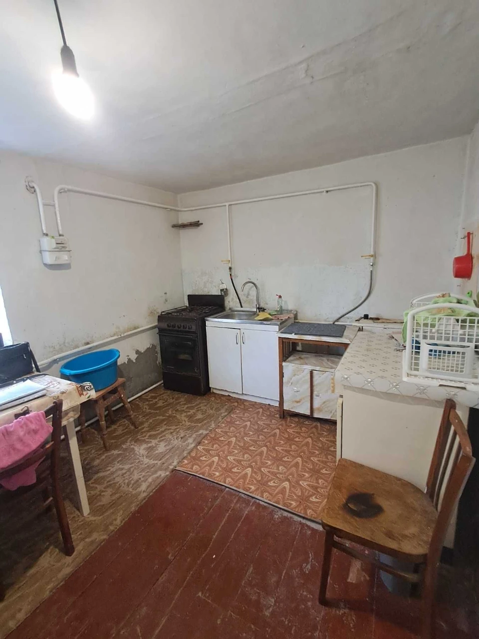 For sale: 3-room house with all amenities. Plot of 50 acres.