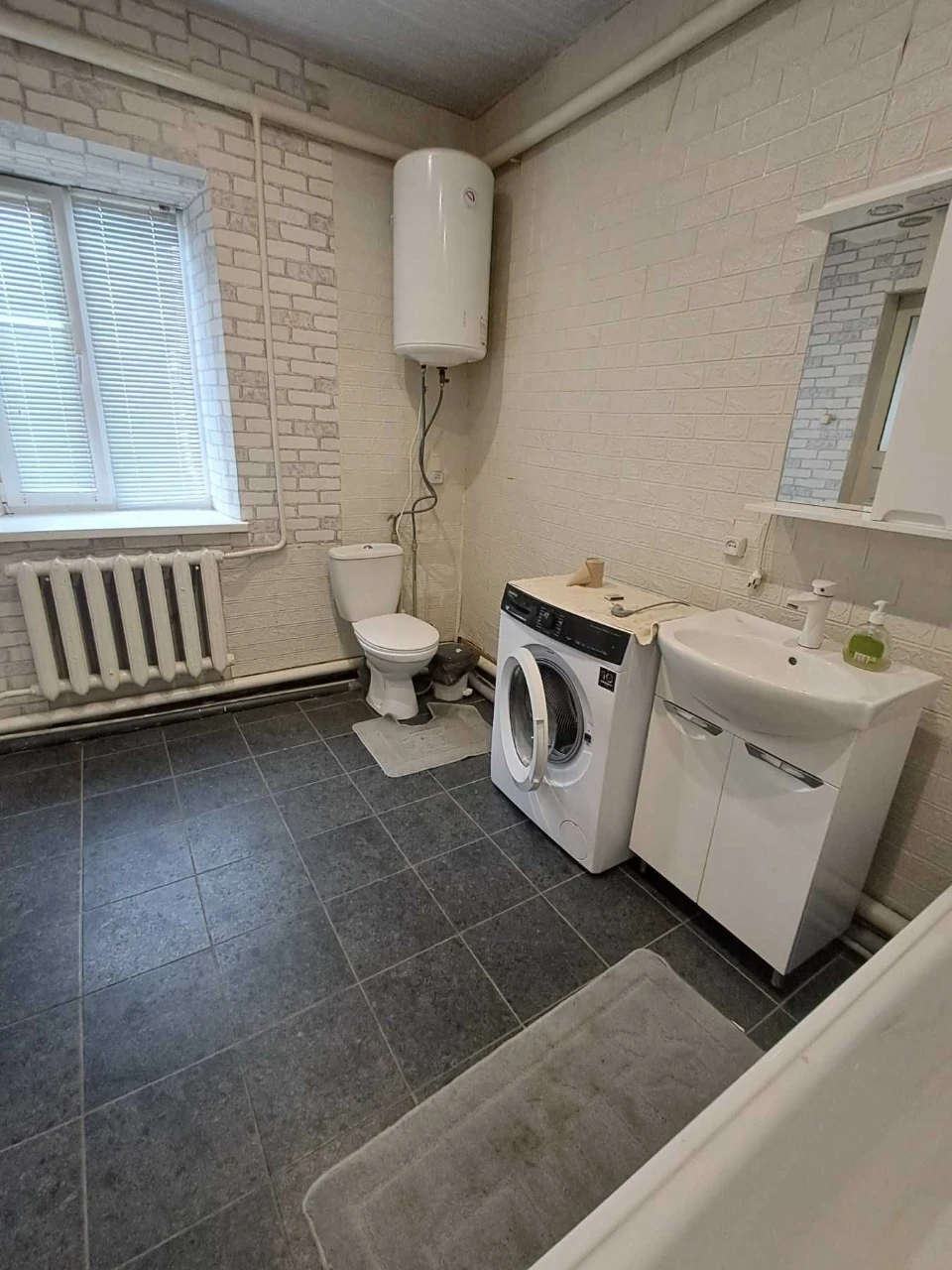 For sale: 3-room house with all amenities. Plot of 50 acres.