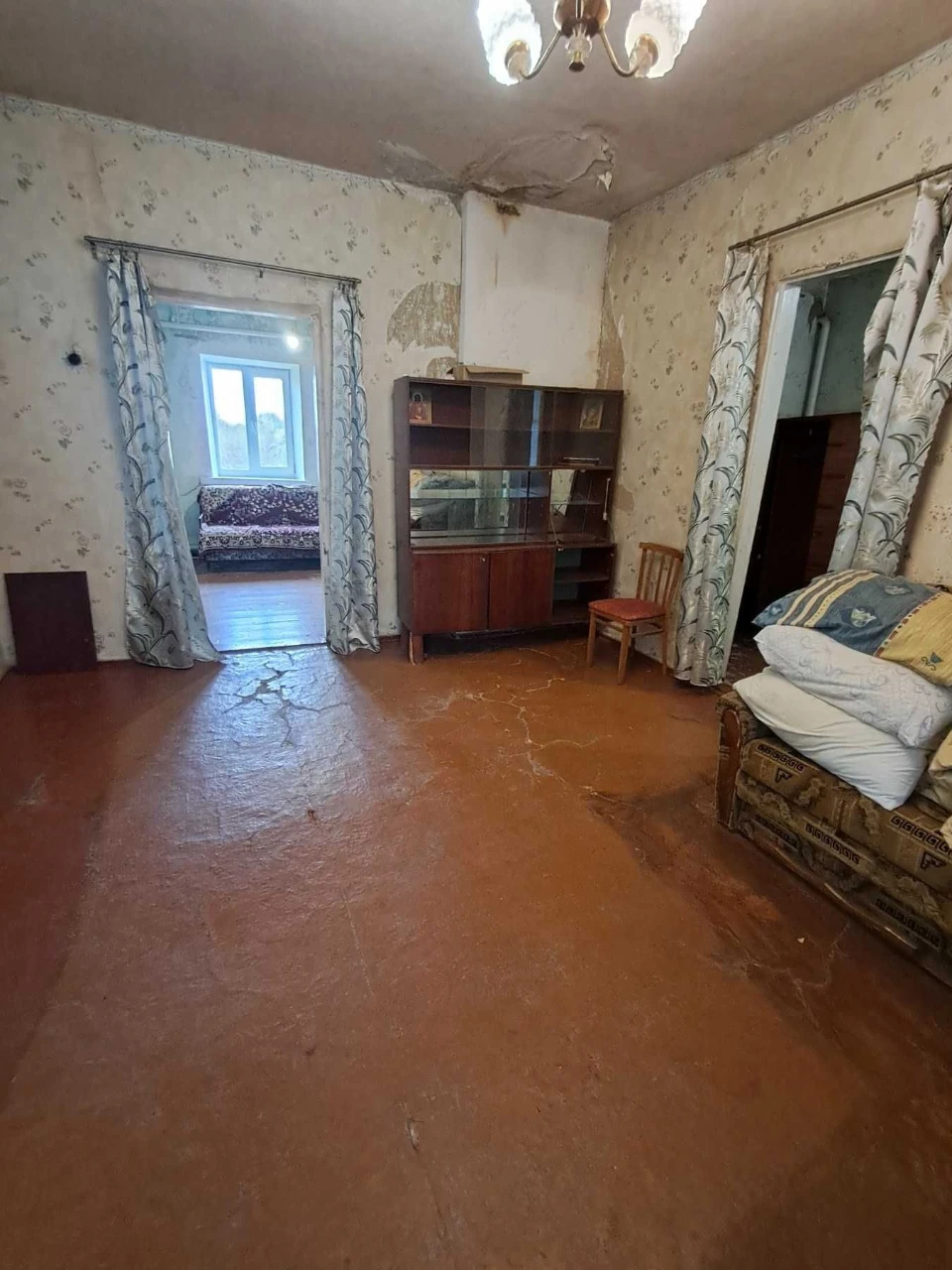For sale: 3-room house with all amenities. Plot of 50 acres.