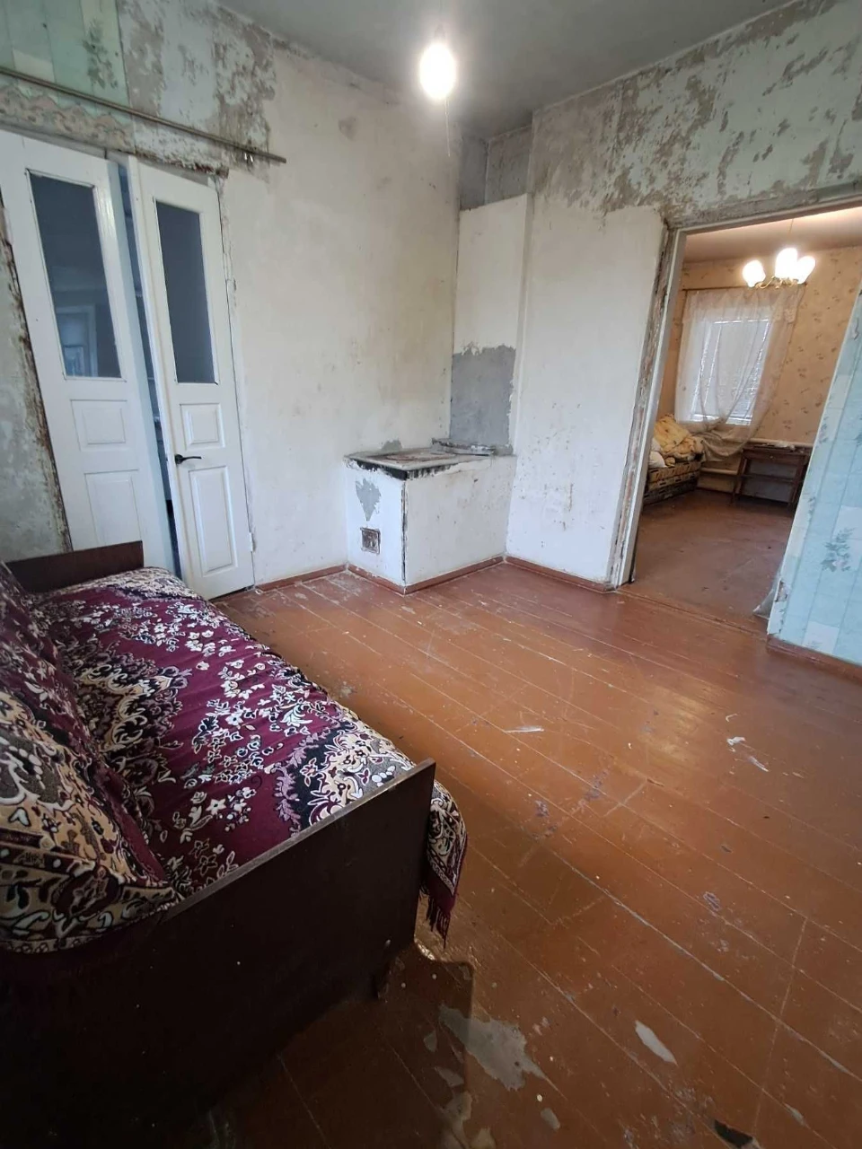 For sale: 3-room house with all amenities. Plot of 50 acres.