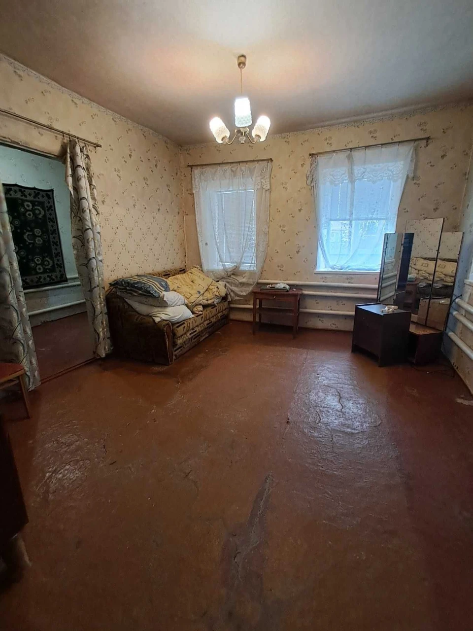 For sale: 3-room house with all amenities. Plot of 50 acres.