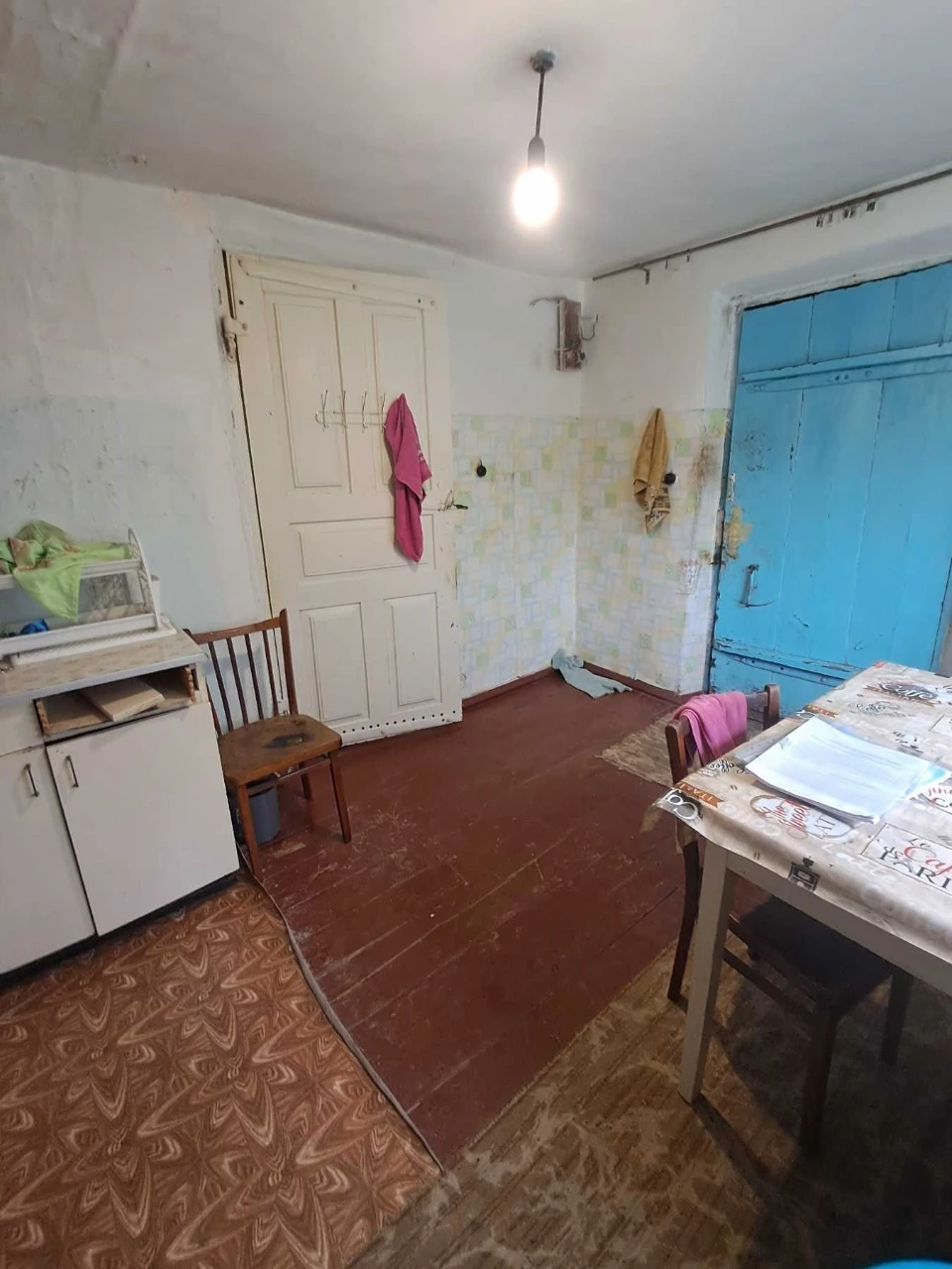For sale: 3-room house with all amenities. Plot of 50 acres.