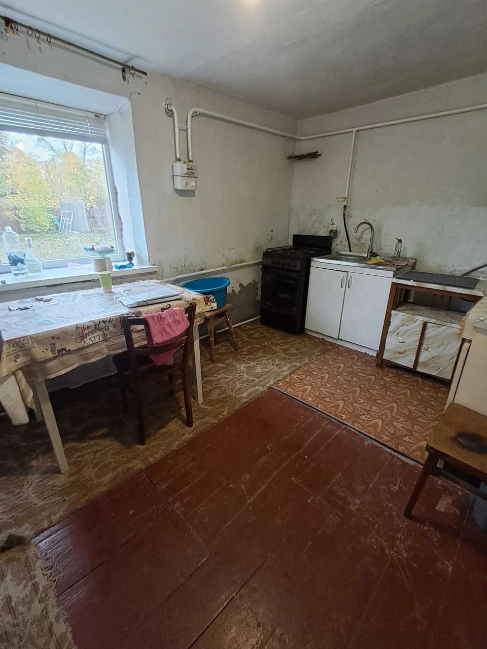 For sale: 3-room house with all amenities. Plot of 50 acres.