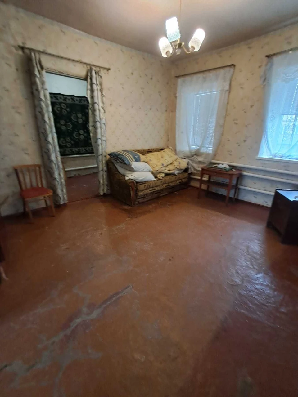 For sale: 3-room house with all amenities. Plot of 50 acres.