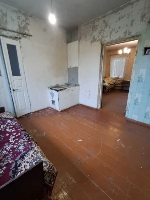 For sale: 3-room house with all amenities. Plot of 50 acres.