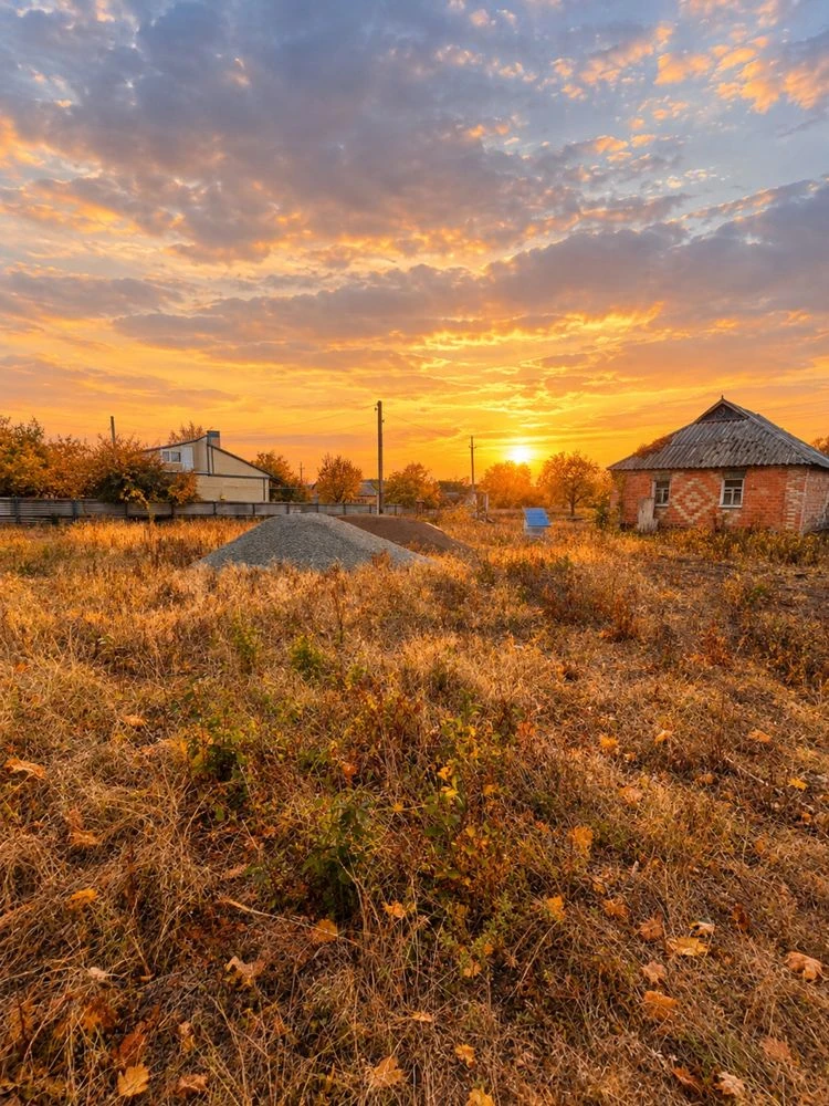 Продається рівна земельна ділянка та будинок в гарному місці