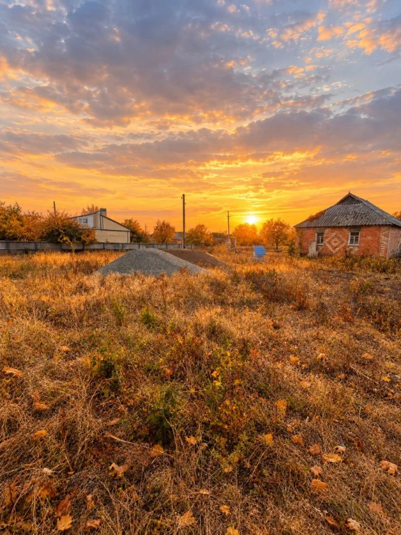 Продається рівна земельна ділянка та будинок у гарному місці