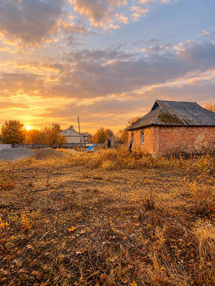 Продається рівна земельна ділянка та будинок в гарному місці
