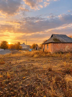 Продається рівна земельна ділянка та будинок в гарному місці