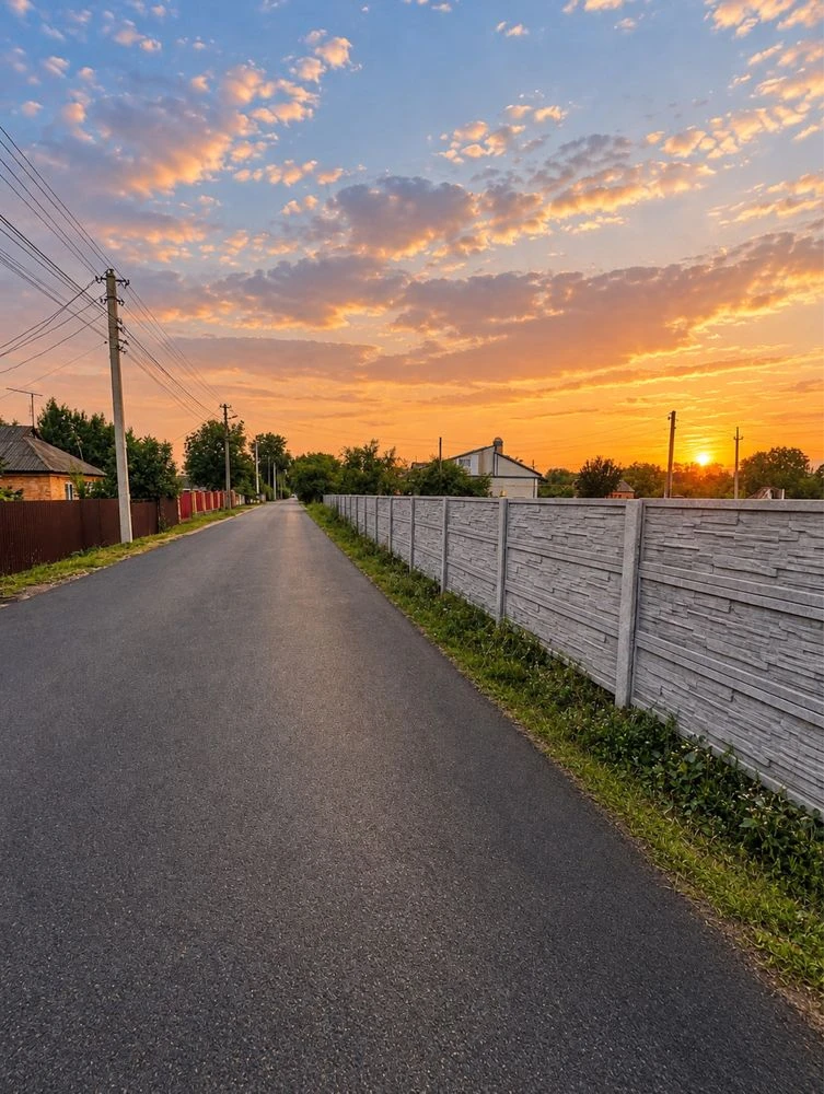 Продається рівна земельна ділянка та будинок в гарному місці