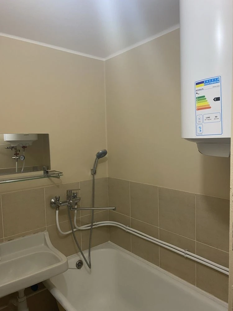 Rent one-bedroom warm and bright apartment with fresh renovation