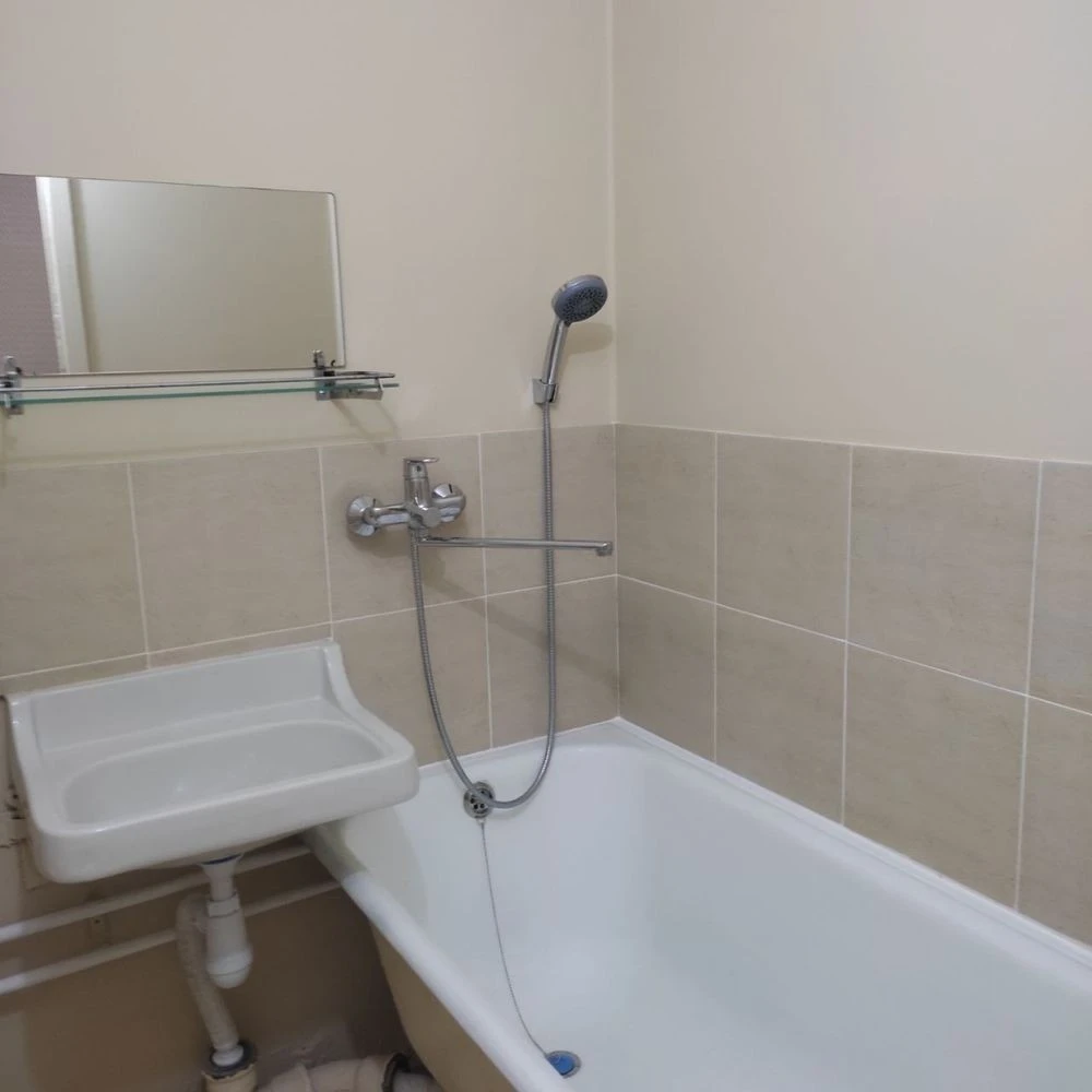 Rent one-bedroom warm and bright apartment with fresh renovation