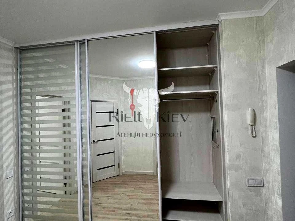Apartment. Kyiv, Yasynavat Street.
