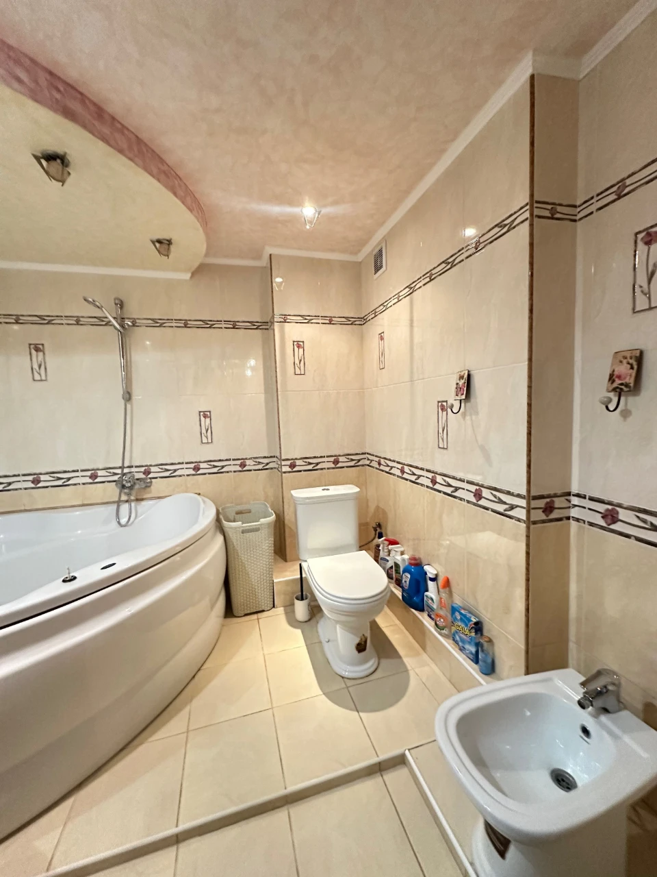 Spacious 4-bedroom apartment with individual heating