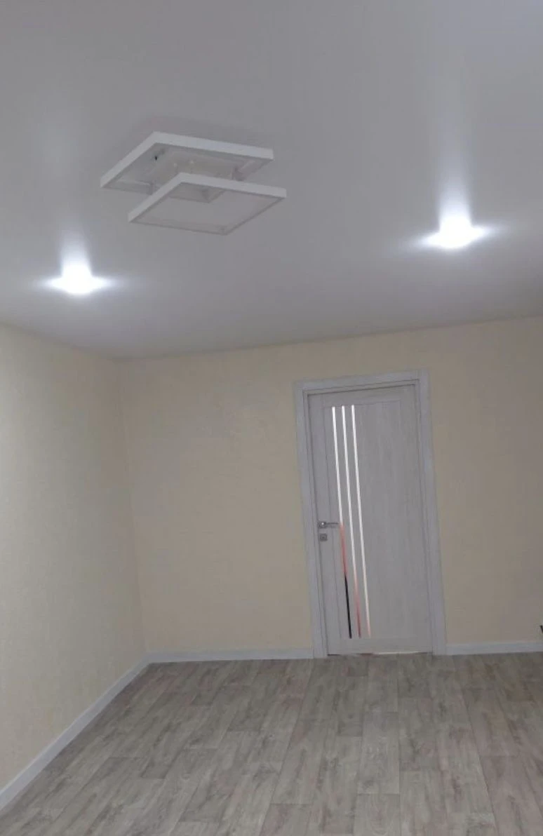 Urgent sale!! 3 rooms, 5/9 Renovation. Queen Street
