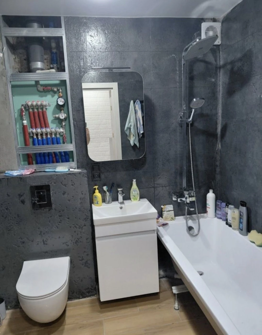 Urgent sale!! 3 rooms, 5/9 Renovation. Queen Street